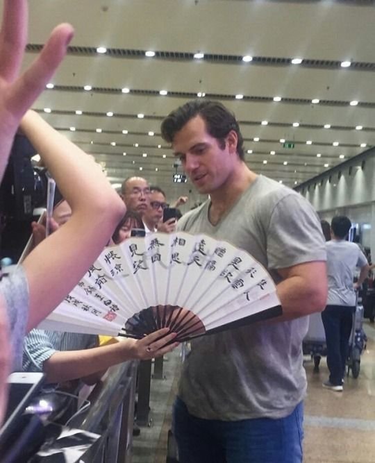 Henry cavill meets with fans